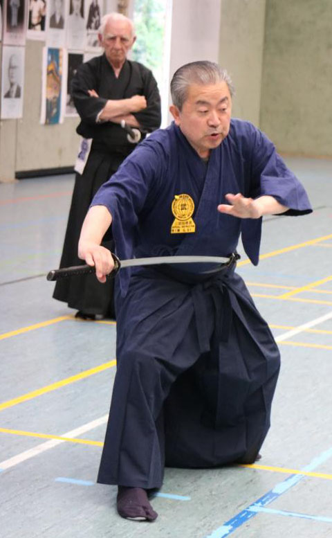 Ohtani Sensei in einer Kampfphase. Der Repräsentant von Großbritannien, John Lovatt, 6.Dan Iaido, beobachtet konzentriert