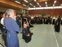 Zahlreiches und umfangreiches theoretisches Wissen an die Teilnehmer übermittelt Ohtani Sensei.   Übersetzung durch Christine Rauscher vom Japanischen ins Deutsche während des gesamten Lehrgangs.  Wichtig für die Teilnehmer war, daß eine Iaido-Meisterin die Übersetzungen vornahm und so alle  Feinheiten authentisch an die Teilnehmer weitergegeben wurden.