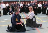 In Zeiza demonstriert Ohtani Sensei die Schnelligkeit von Ausweichbewegungen bei Kampfübungen